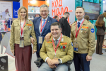 Ректор СПбПУ Андрей Рудской с представителями Российских студенческих отрядов на ПМЭФ-2026