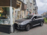Водитель кроссовера протаранил кофейный киоск у метро в Петербурге