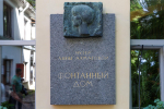 “А теперь осталась я сама с собой”: как пройти в квартиру Анны Ахматовой по исторической лестнице