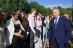 Александр Беглов: Бал медалистов в Петергофе объединил выпускников Петербурга, Мариуполя и Кубы