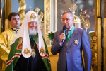 В день святых апостолов Петра и Павла Александр Беглов вместе с православными верующими Петербурга посетил проведённую Патриархом Кириллом литургию в Петропавловском соборе - tvspb.ru