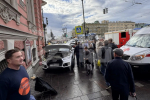 Шесть человек пострадали после того, как «Ауди» влетела в толпу на тротуаре на Невском