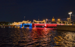 В День Государственного флага три моста окрасятся в цвета триколора, а на Ростральных колоннах зажгутся огни