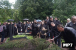 На Смоленском кладбище простились с бывшим басистом «Кукрыниксов» Дмитрием Оганяном