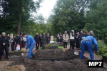 На Смоленском кладбище простились с бывшим басистом «Кукрыниксов» Дмитрием Оганяном