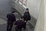 В Петербурге задержали извращенца, трогавшего свой пах напротив девушек в метро