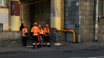 В Мурманске рабочие поймали выпрыгнувшую из горящей квартиры девочку