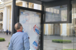 В Петербурге возбудили уголовное дело из-за повреждения лайтпостера на остановке