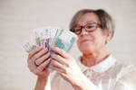 С 1 октября пенсионерам старше 80 лет удвоят фиксированную выплату