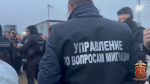 Полицейские устроили ранний подъем трем сотням мигрантам из стройгородка на Пулковском шоссе