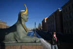Сфинксов у Египетского моста в Петербурге защитят от вандалов