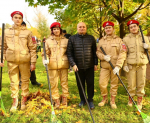 Забота о родном районе: в сквере у Верхнего Суздальского озера прошла акция "Добрый субботник" вместе с участием губернатора Александра Беглова